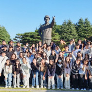 <span style="color:#e78234; font-size:24px;">둘</span><BR>세상을 품고<br>Embrace the WorId