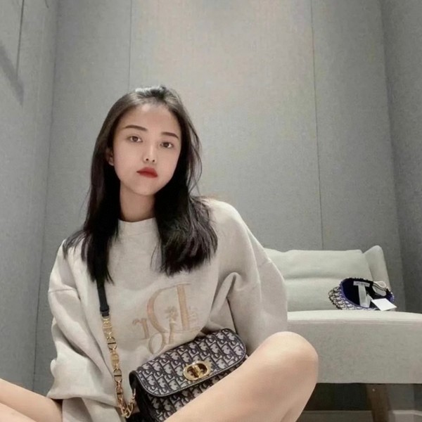 DIOR 디올 옴므 자수 로고 맨투맨  ▶매장-170만원◀ 미러급 1:1제작품