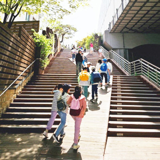 <span style="color:#e78234; font-size:24px;">하나</span><BR>세상에 뛰어들어<br>Into the WorId