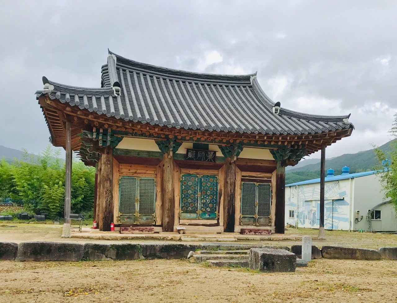 <p style="margin-left:10px; color:#ffff;">실상사</p><h5 style="margin-left:10px; color:#ffff; ">약사전</h5>