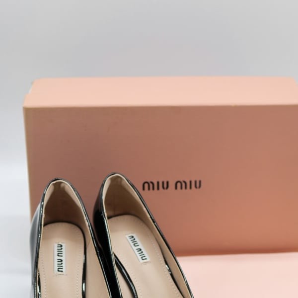 MIUMIU 미우미우 패이턴트 레더 펌프스