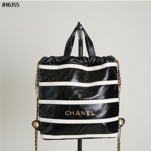 CHANEL 샤넬 22 스트라이프 샤이니 백팩