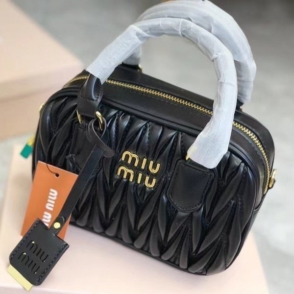 MIUMIU 미우미우 마테라쎄 탑핸들 숄더백