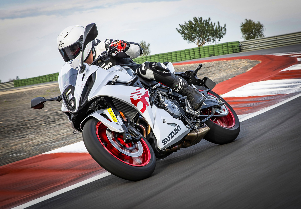 최고의 엔진 플랫폼으로 인정받는 “스즈키 GSX-8R” : 스즈키 코리아 - SUZUKI KOREA