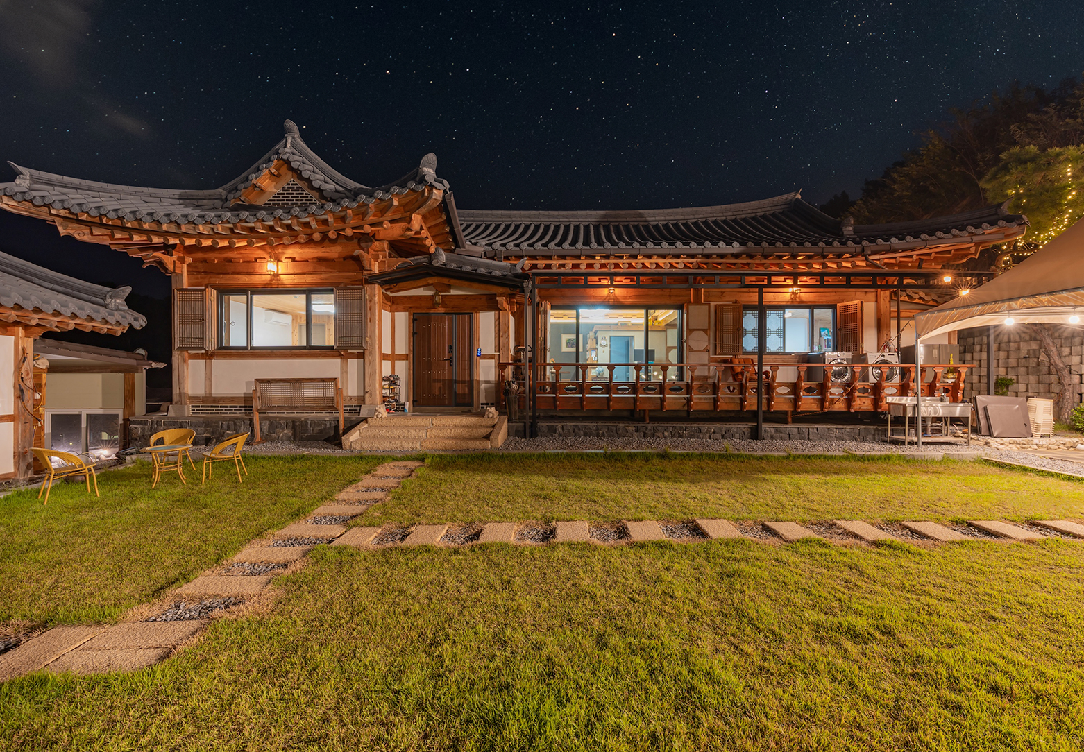 아빈린 주인집 독채한옥<br><u>room more →</u>