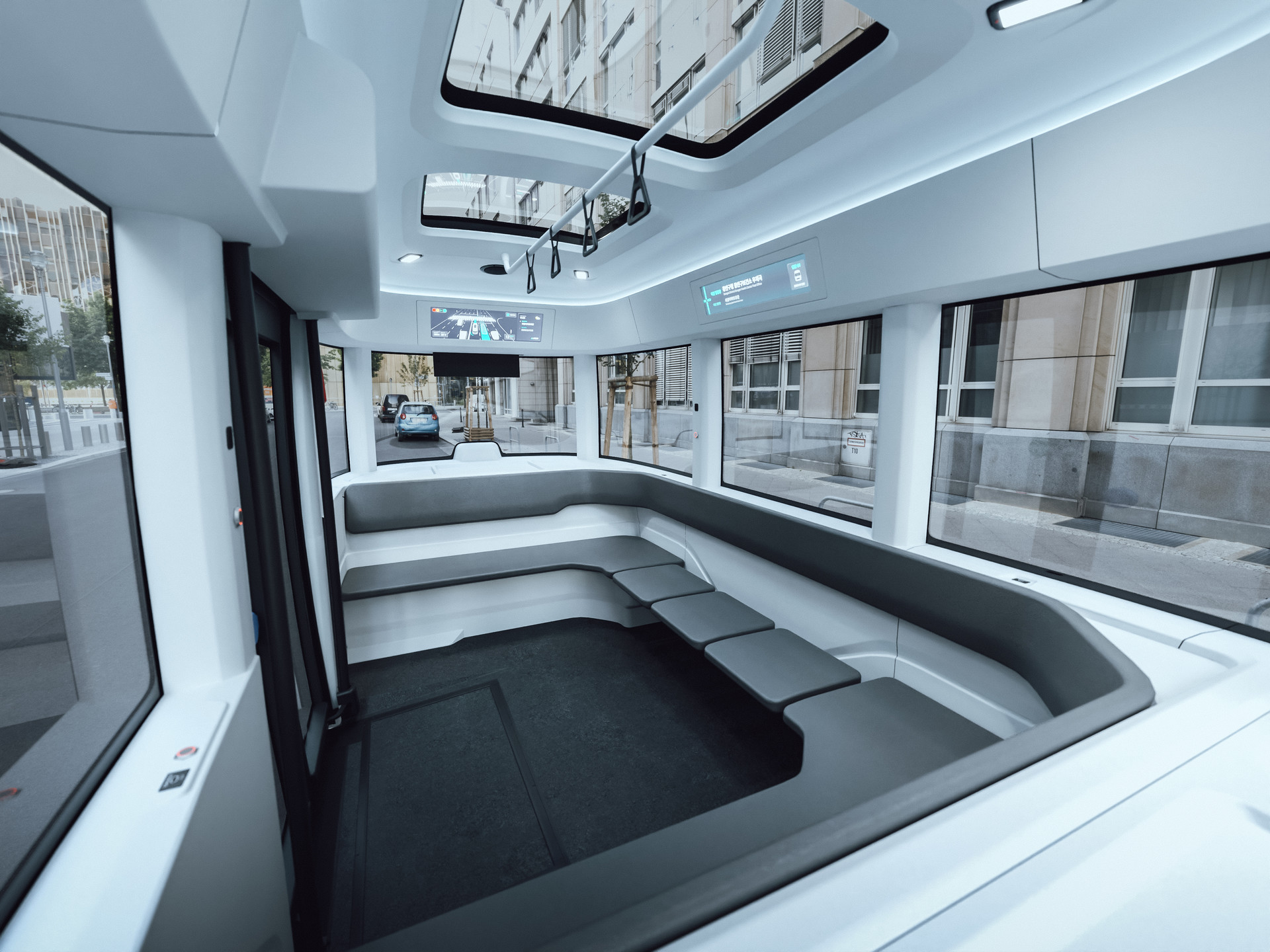 The climate control system, which automatically adjusts to the external temperature,<br>provides heating and cooling, and filters out fine dust in the spring with a fine filter,<br> creating a comfortable indoor environment through improved air quality.
