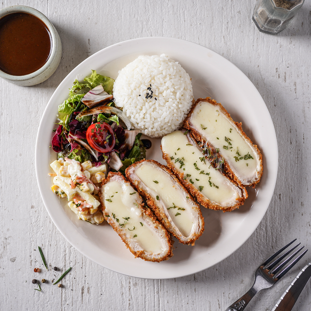 <b>제주산 생(生) 등심 치즈돈가스</b><br><span style="color: rgb(195, 6, 47);">  JEJU Cheese Pork Cutlet </span>