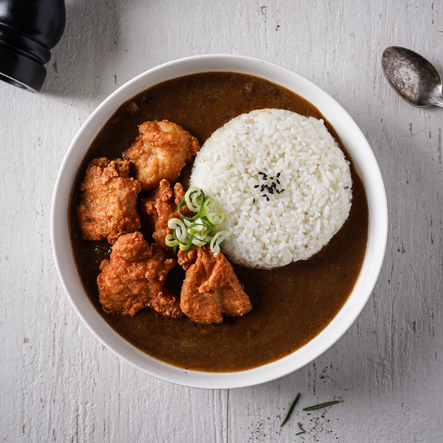<b>치킨 카레 라이스</b><br><span style="color: rgb(195, 6, 47);">  Chicken Curry Rice </span>