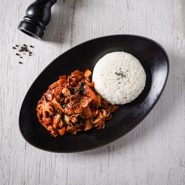 <b>쭈삼덮밥</b><br><span style="color: rgb(195, 6, 47);"> Webfood Octopus & Pork Belly Rice </span>