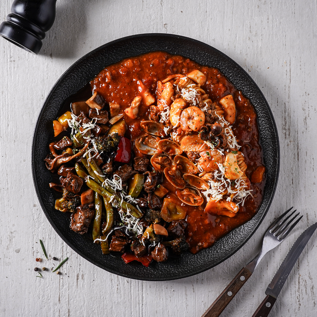 <b>라구 파스타 + 치킨 or 비프</b><br><span style="color: rgb(195, 6, 47);">Ragu Pasta + Chicken or Beef Steak</span>