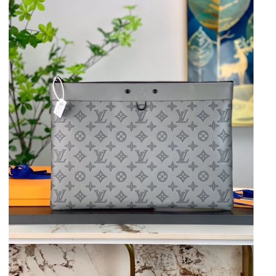 LOUIS VUITTON 루이비통 가방 루이비통 포쉐트 디스커버리 모노그램 레더 파우치 앙트라시트