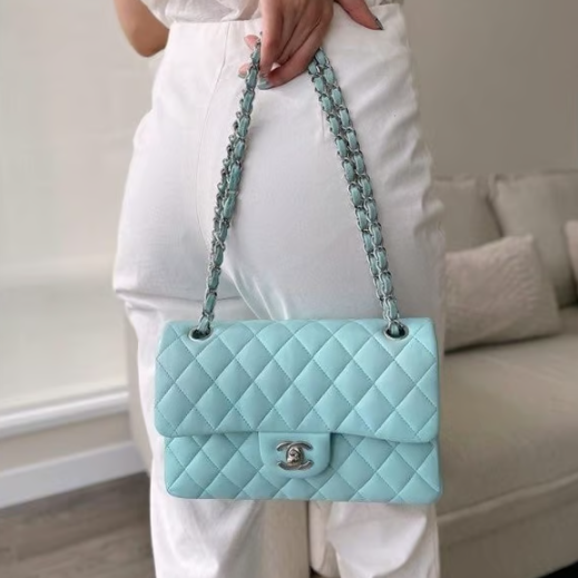 CHANEL 샤넬 미듐 스카이 민트 캐비어