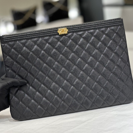 CHANEL 샤넬 보이 클러치