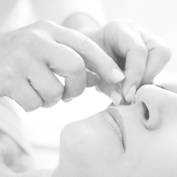 <b><big><big>매선침</big></big></b></br></br>특수 한방실을 침을 통해 피부에 삽입,</br></br>실이 피부 속에 고정되며</br></br>물리적인 볼륨을 채워줍니다.