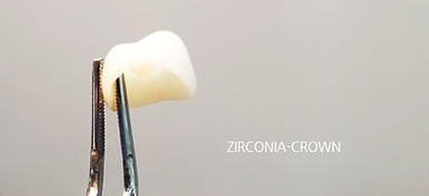 자르코리나 크라운은 겉과 속이 세라믹 소재로 투명도가 높아<br> 자연치아와 비슷하며 우수한 강도와 심미성을 가지고 있음