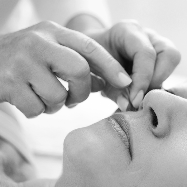 <b><big><big>매선침</big></big></b></br></br>특수 한방실을 침을 통해 피부에 삽입,</br></br>실이 피부 속에 고정되며</br></br>물리적인 볼륨을 채워줍니다.