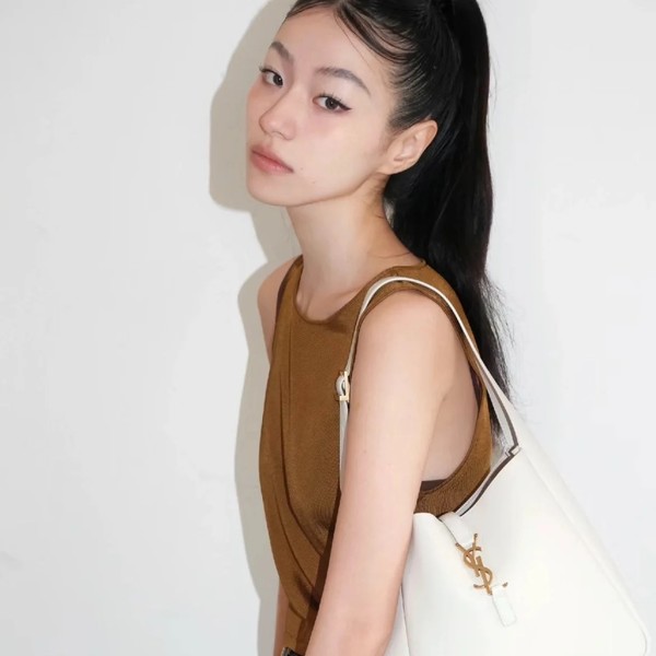 YSL SAINT LAURENT 입생로랑 그레인 가죽 소재 스몰 5 À 7 ▶매장-370만원◀