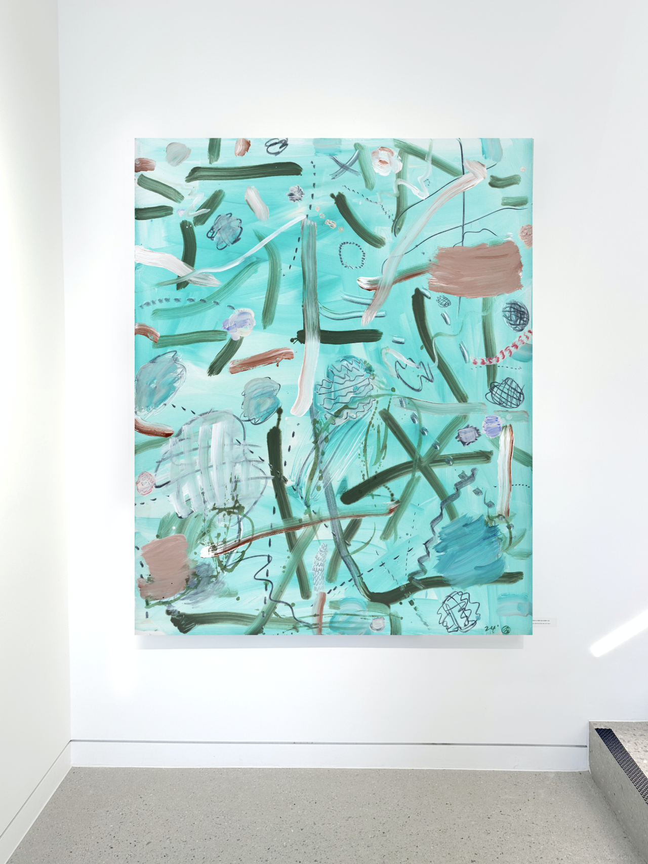 Installation (가볍게 더 가볍게-金火交易의 시간, 2024, 캔버스에 아크리릭, 목탄, 162x130cm)