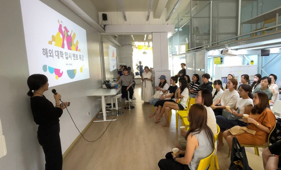 발표 활동에 함께 참여하는 리더스 학생들