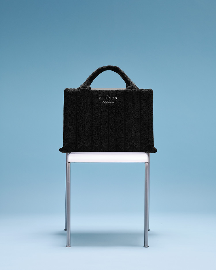 PLEATSMAMA | SLING BAG