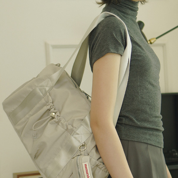 파우치세트] glossy shoulder duffel bag _Light gray
