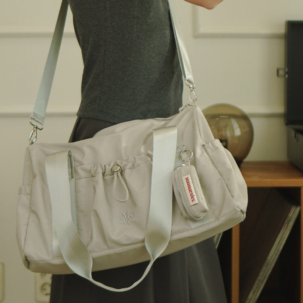Masmarulez [ポーチセット] glossy shoulder duffel bag MUSINSA | MASMARULEZ [INT][POUCH SET] glossy shoulder duffel