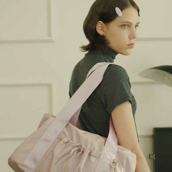 파우치세트] glossy shoulder duffel bag _Lilac pink