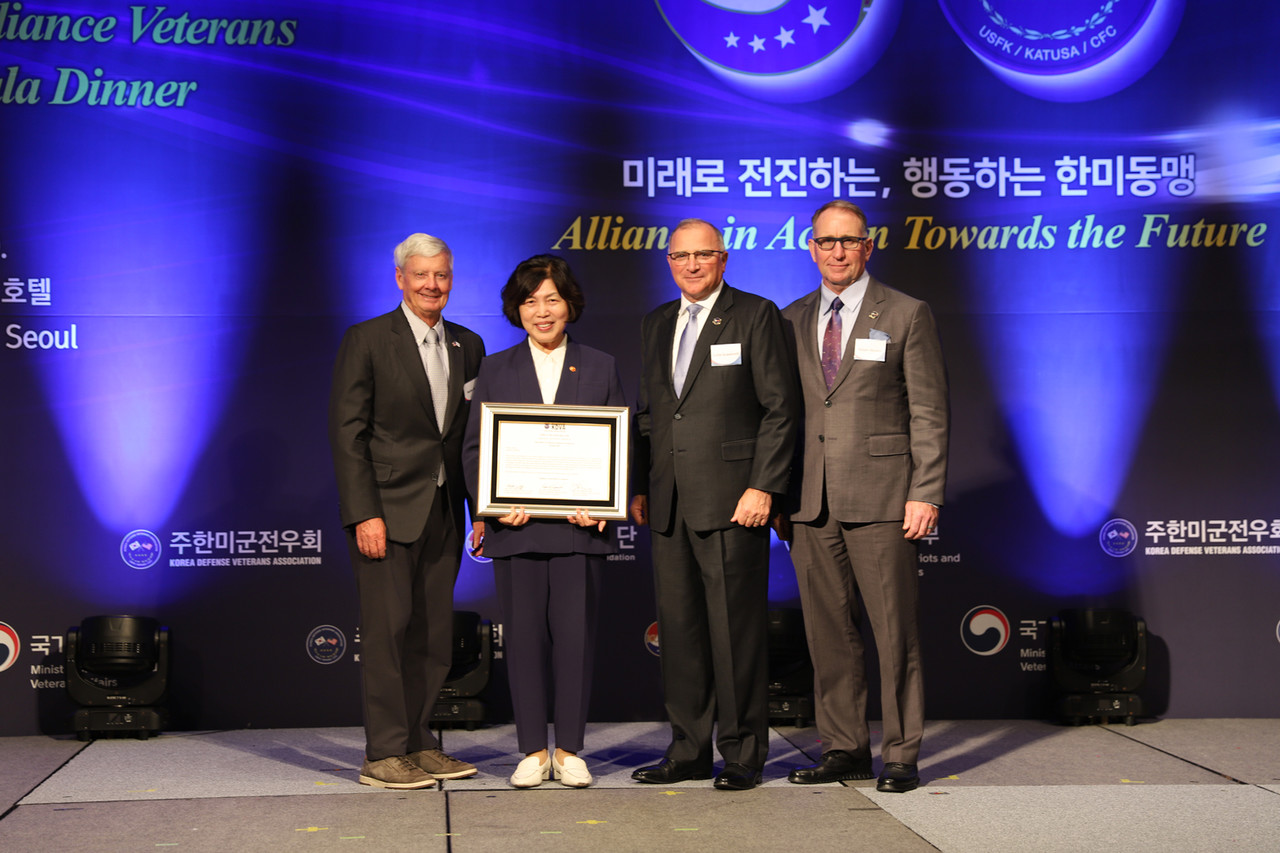 역대 주한미군전우회 회장, 강정애 보훈부 장관에게 한미동맹 지원에 대한 감사서한 증정 (10.30)
