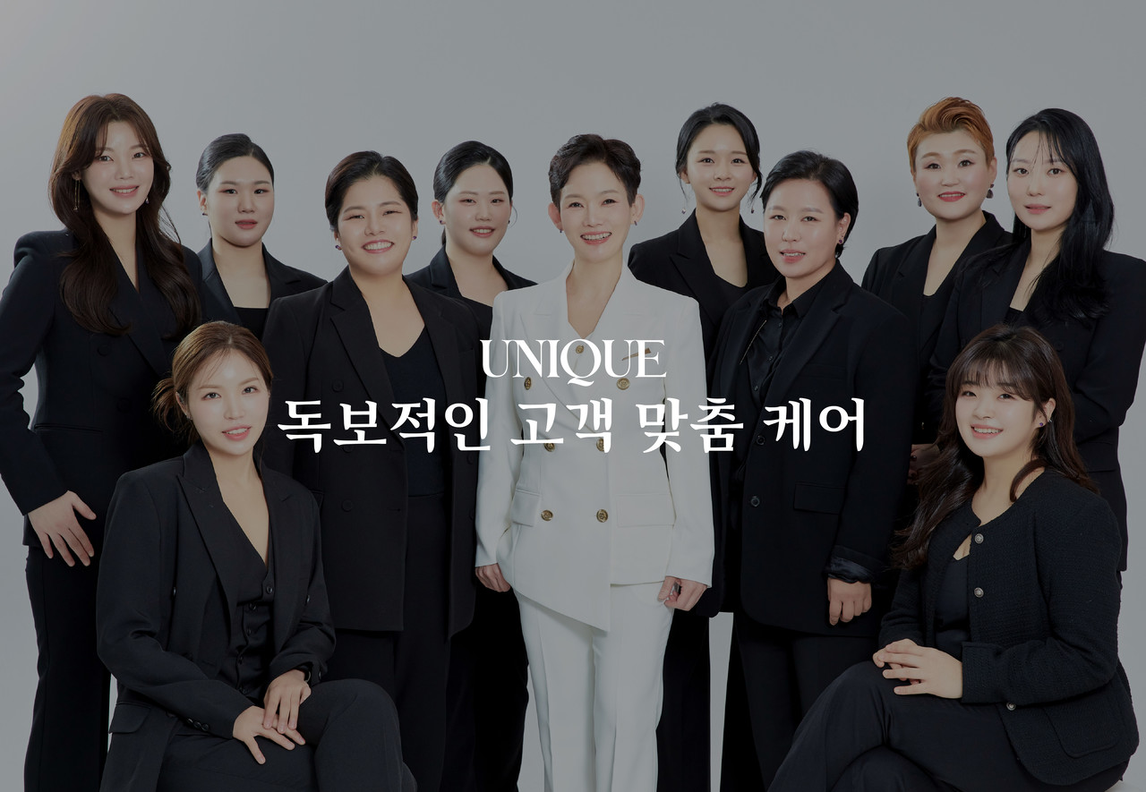 어메이징 빅토리아의 독보적인 고객 맞춤 케어에 대한 정보입니다. 어메이징 빅토리아의 파운더와 여러 페이스 큐레이터들이 있는 사진입니다.