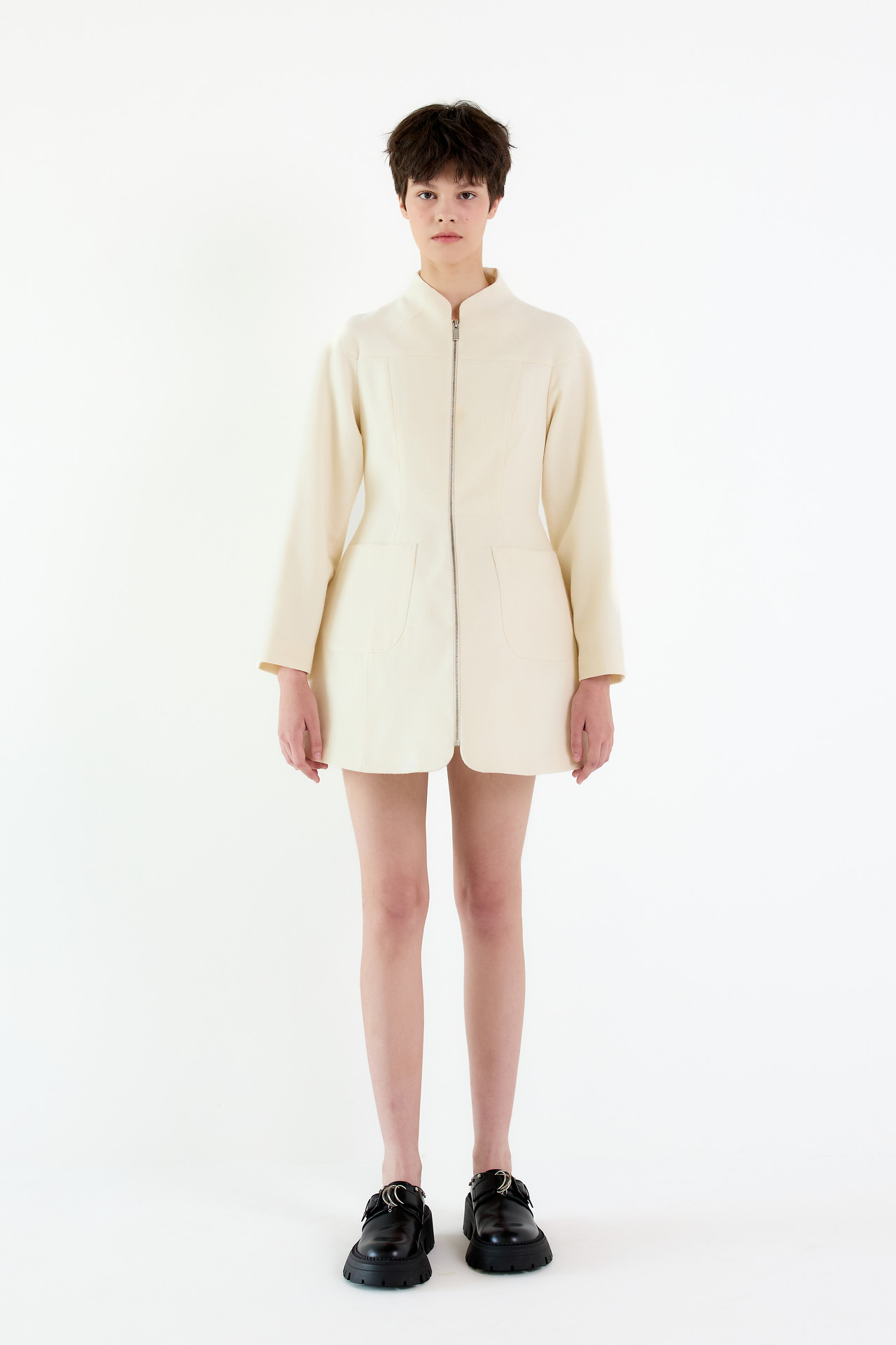 <img src="layoon-dress.jpg" alt="라윤 2025 봄/여름 컬렉션 룩 1">