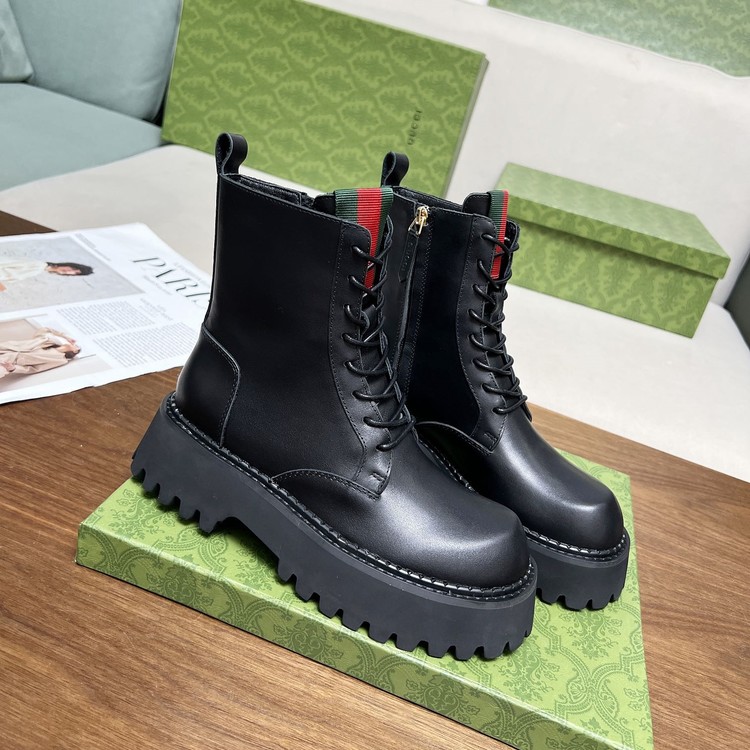 구찌 블랙 샤이니 레더 웹 앵글 부츠