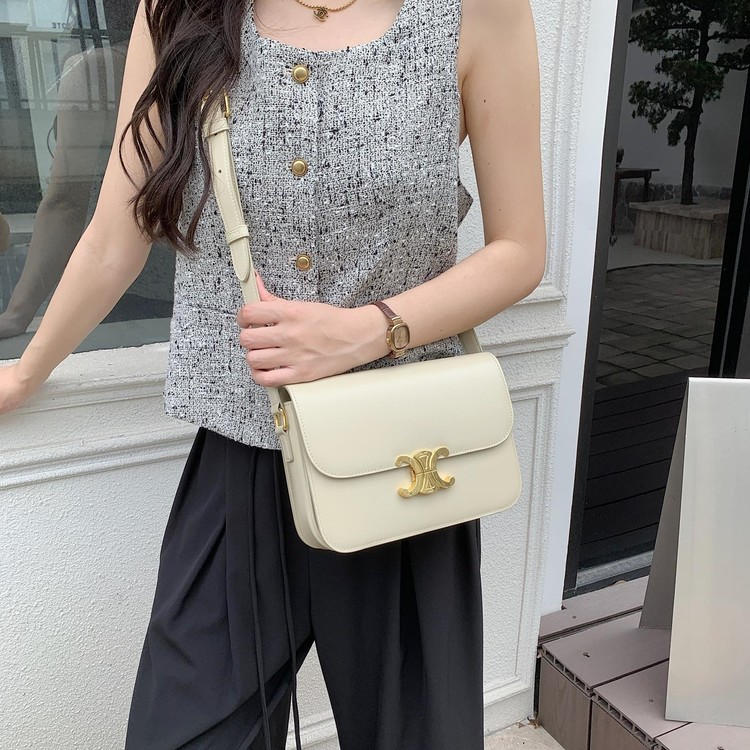 셀린느 클래식 카프스킨 트리옹프백