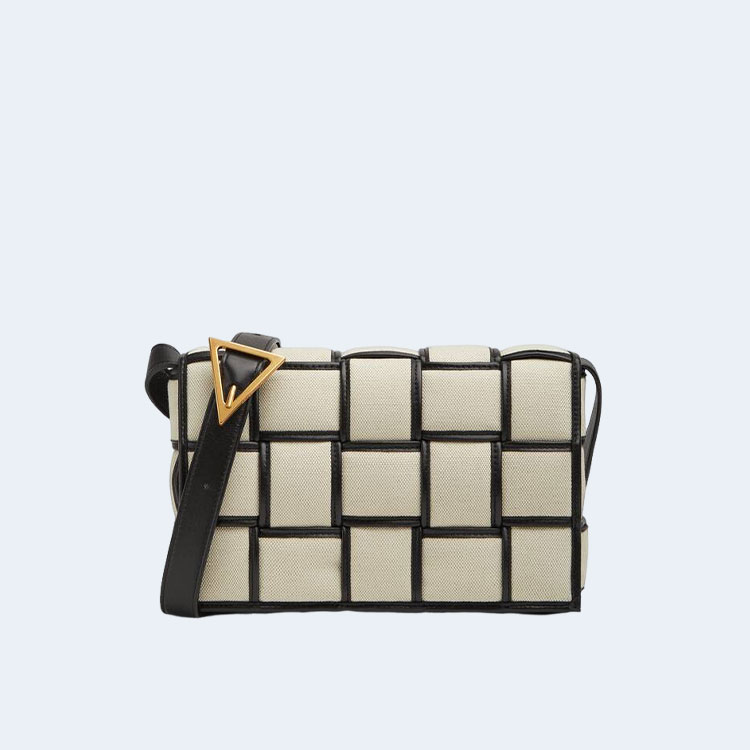 보테가 베네타 블랙 패디드 카세트백