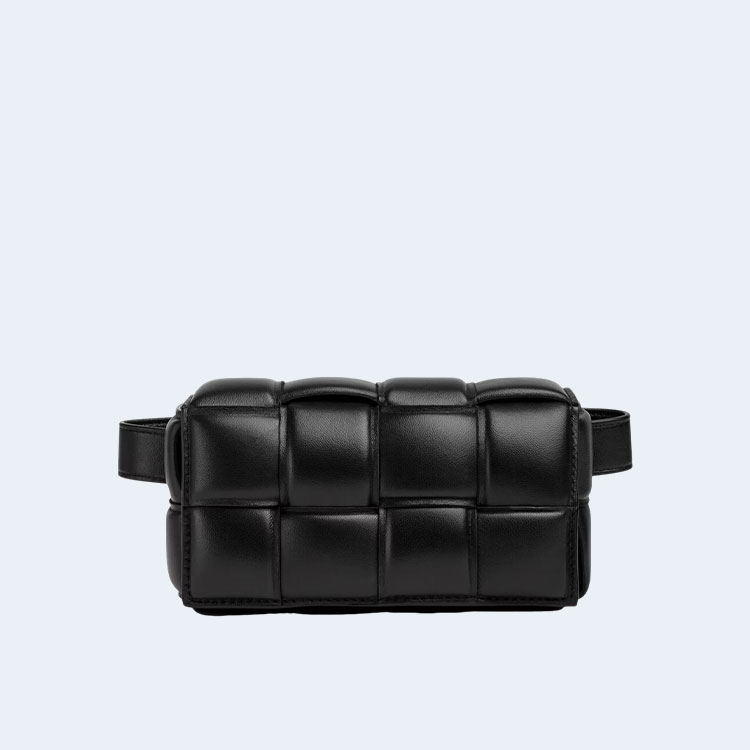 보테가 베네타 패디드 카세트 벨트백 블랙