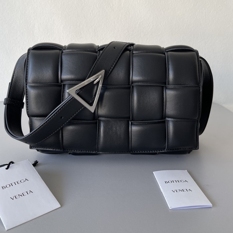 보테가 베네타 토프 패디드 카세트백 블랙