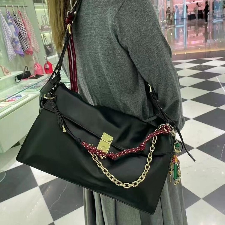 프라다 소프트 사운드 가죽 숄더백 블랙 최신상