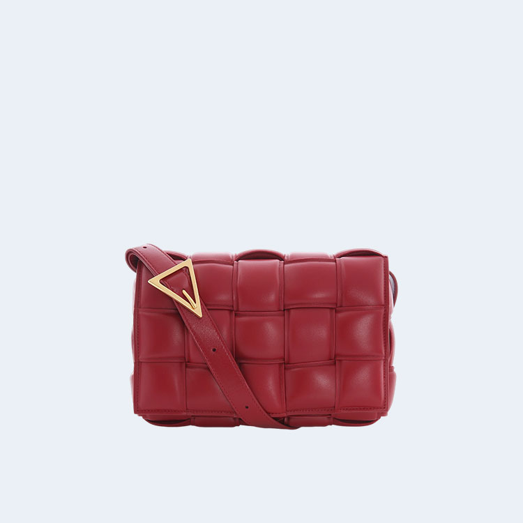 보테가 베네타 패디드 다크레드 카세트백