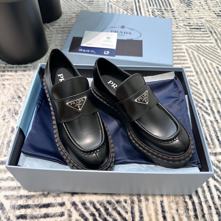 프라다 가죽  삼각 로퍼 블랙