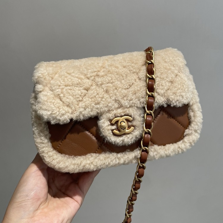 샤넬 최신상 시어링 랩스킨 플립백 18cm