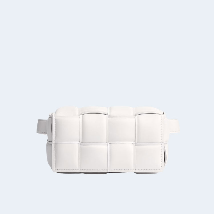 보테가 베네타 패디드 카세트 벨트백 화이트