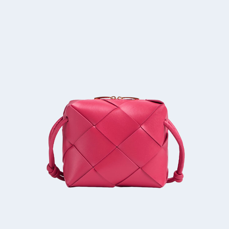 보테가 베네타 미니 카세트백 크렌베리
