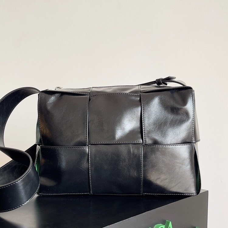 보테가 베네타 미디엄 아르코 카메라백 블랙