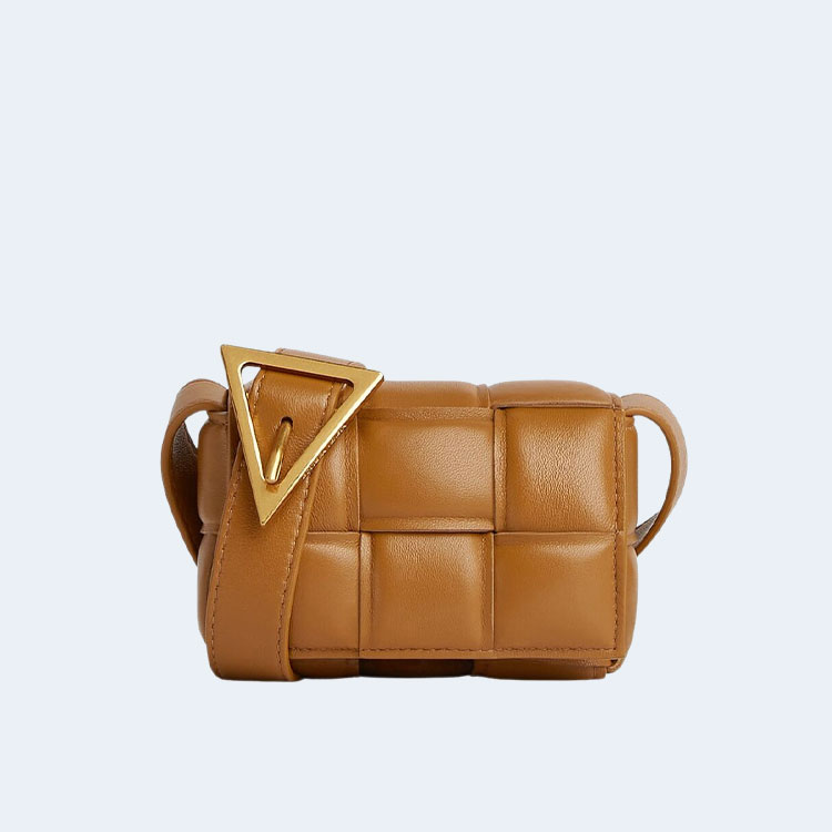 보테가 베네타 패디드 캔디 카세트백 카라멜