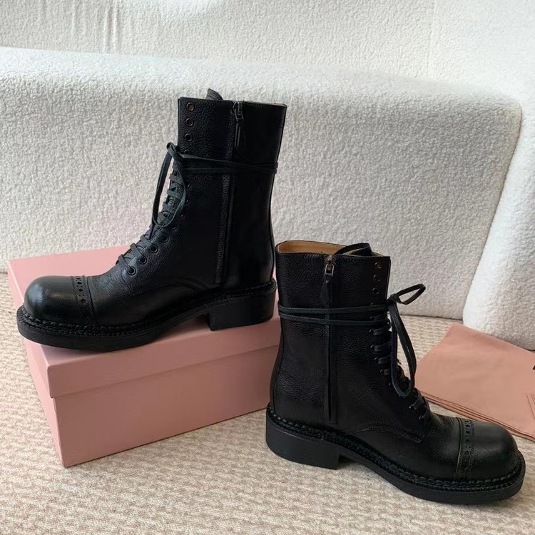 미우미우 블랙 워커