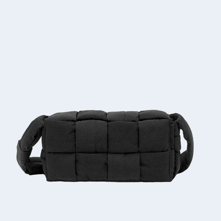 보테가 베네타 블랙 패디드 카세트백