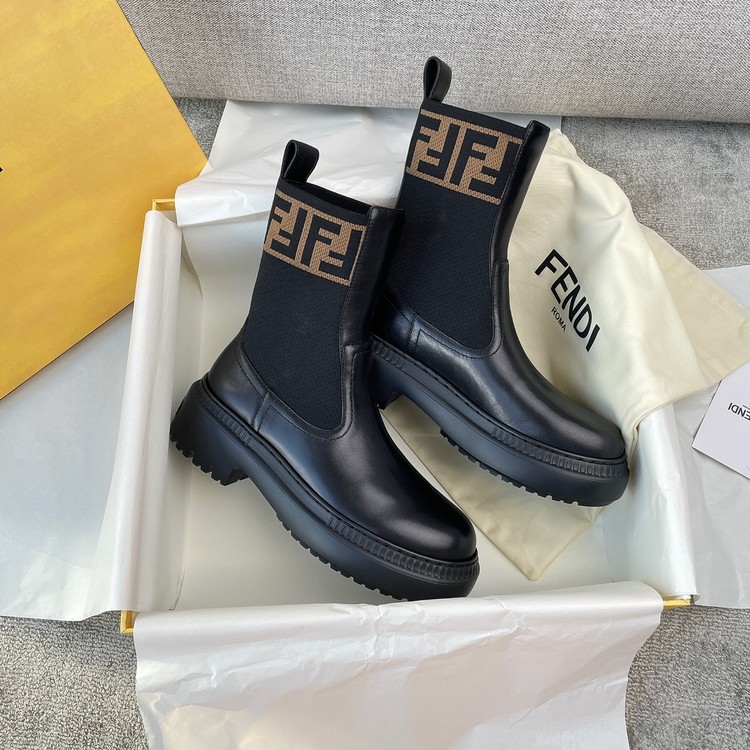 펜디 도미노 블랙 가죽 바이커 부츠