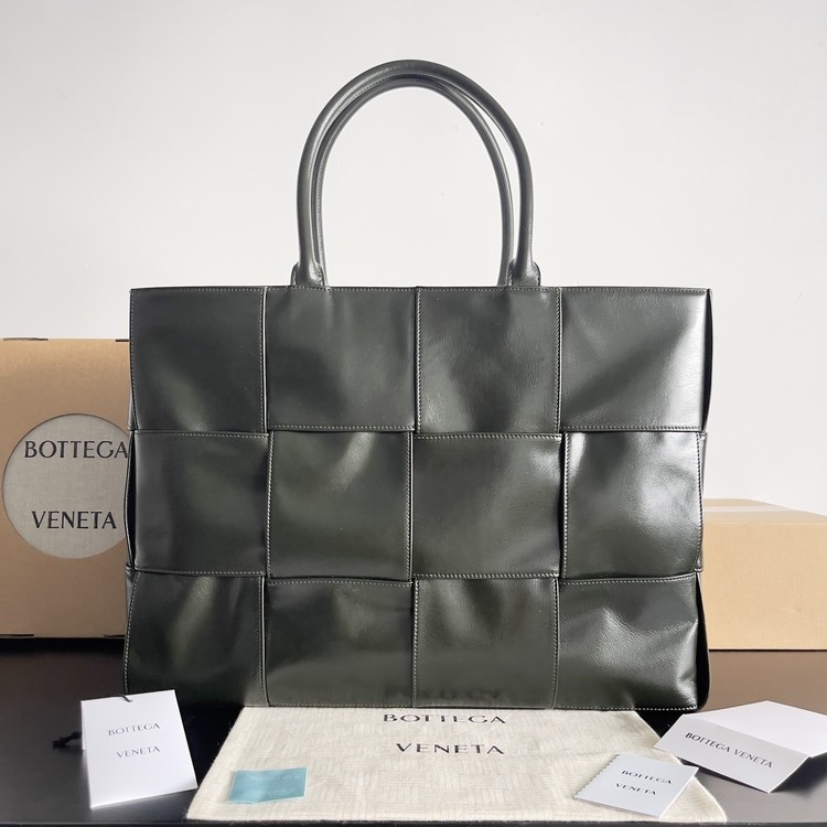 보테가 베네타 아르코 토트백 카키