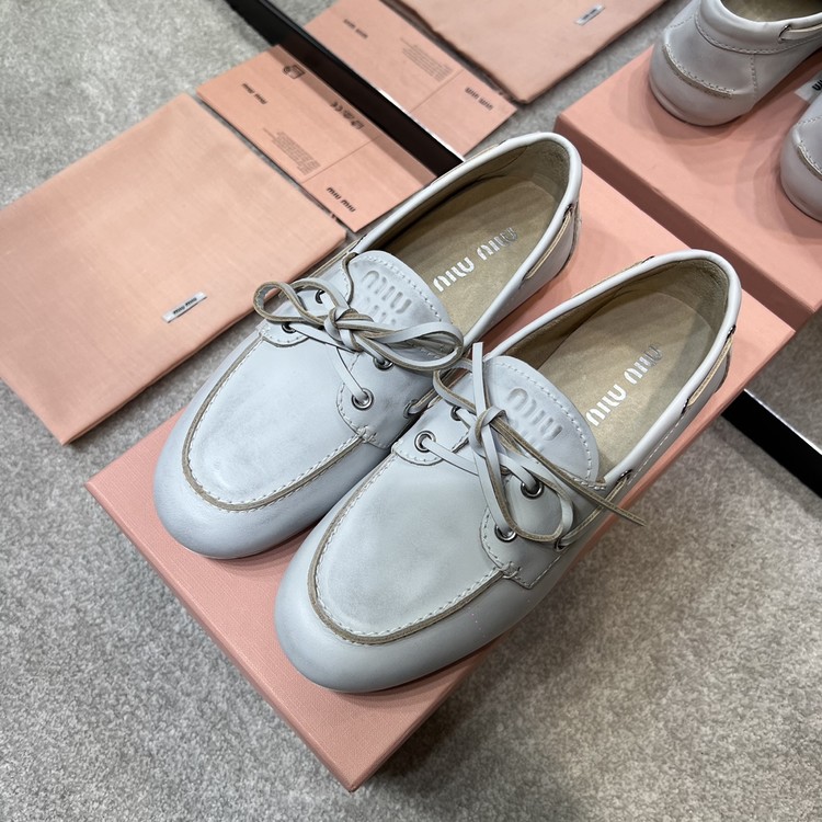 미우미우 블리치드 가죽 로퍼