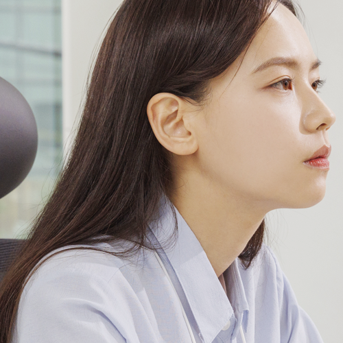 <big><b>근력 약화</b></big></br>일자목이나 거북목 등 잘못된 자세로 인해</br>턱 주위 근육이 약화되고</br>지방이 더 쉽게 축적됩니다.