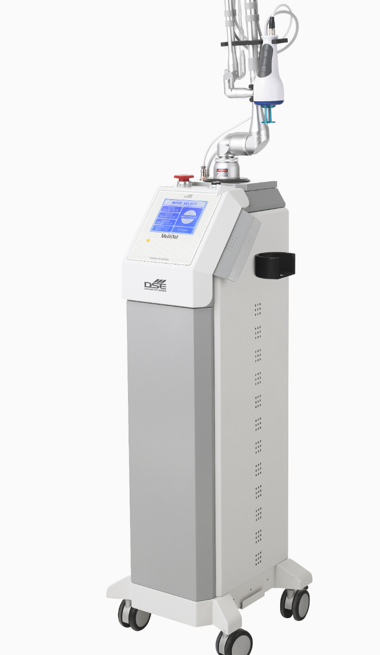 원더스의원 원주피부과의 co2레이저는 10,600nm의 파장을 사용하는 탄산 가스 레이저로 피부 조직의 수분에 잘 반응하여 병변을 효과적으로 제거합니다. 점, 검버섯, 문신, 흉터, 사마귀 등 다양한 피부 병변 치료에 사용됩니다. 장점 정밀성: 병변을 정확하게 타겟팅하여 주변 조직 손상을 최소화합니다. 효율성: 높은 출력과 효율로 빠르고 효과적인 치료가 가능합니다. 안전성: 최신 울트라 펄스형 기술로 열 손상을 줄이고 부작용을 최소화합니다.